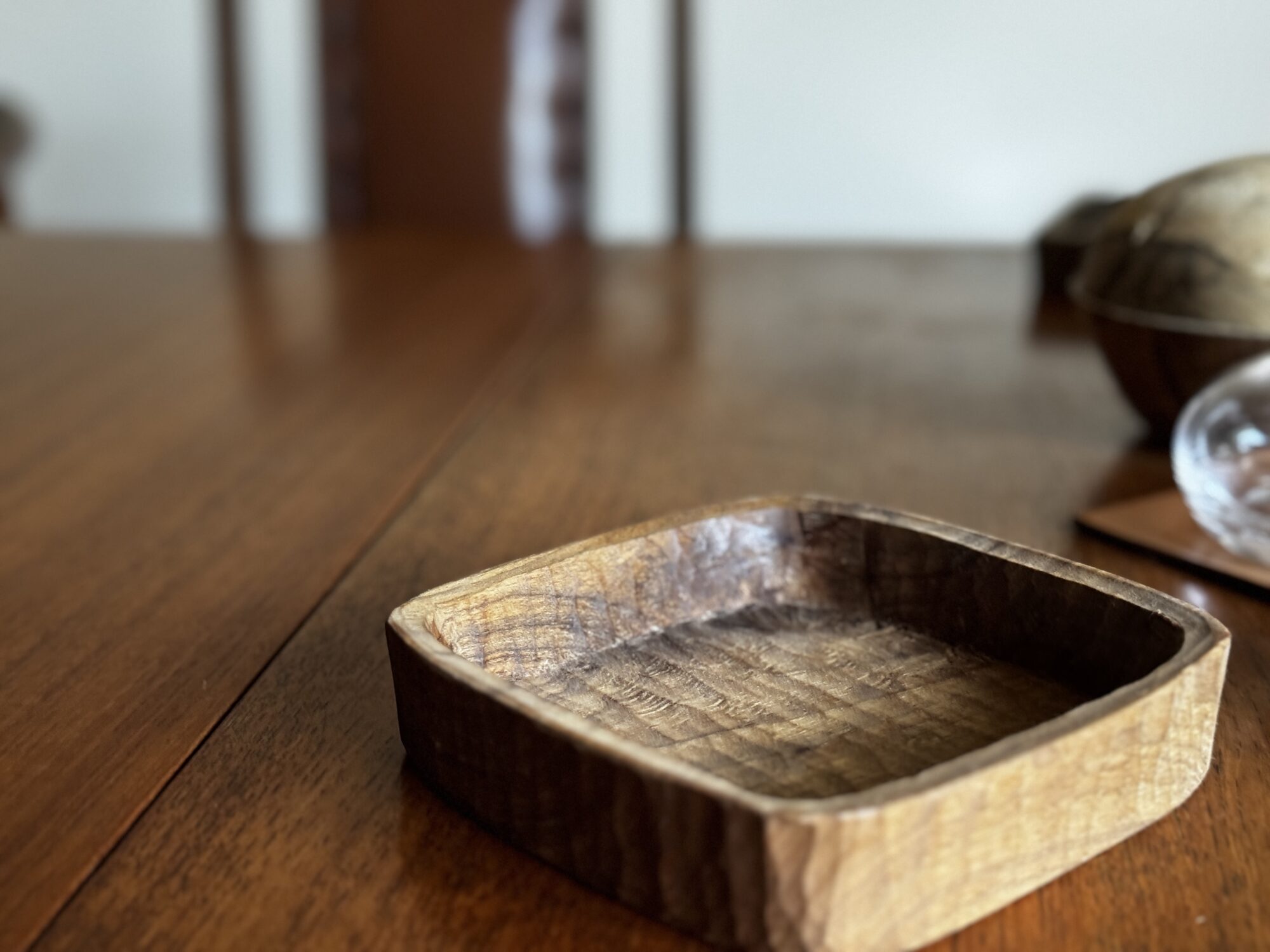 刳り盆(くりぼん)をつくる -丸のみで、木を掘って盆を作る-