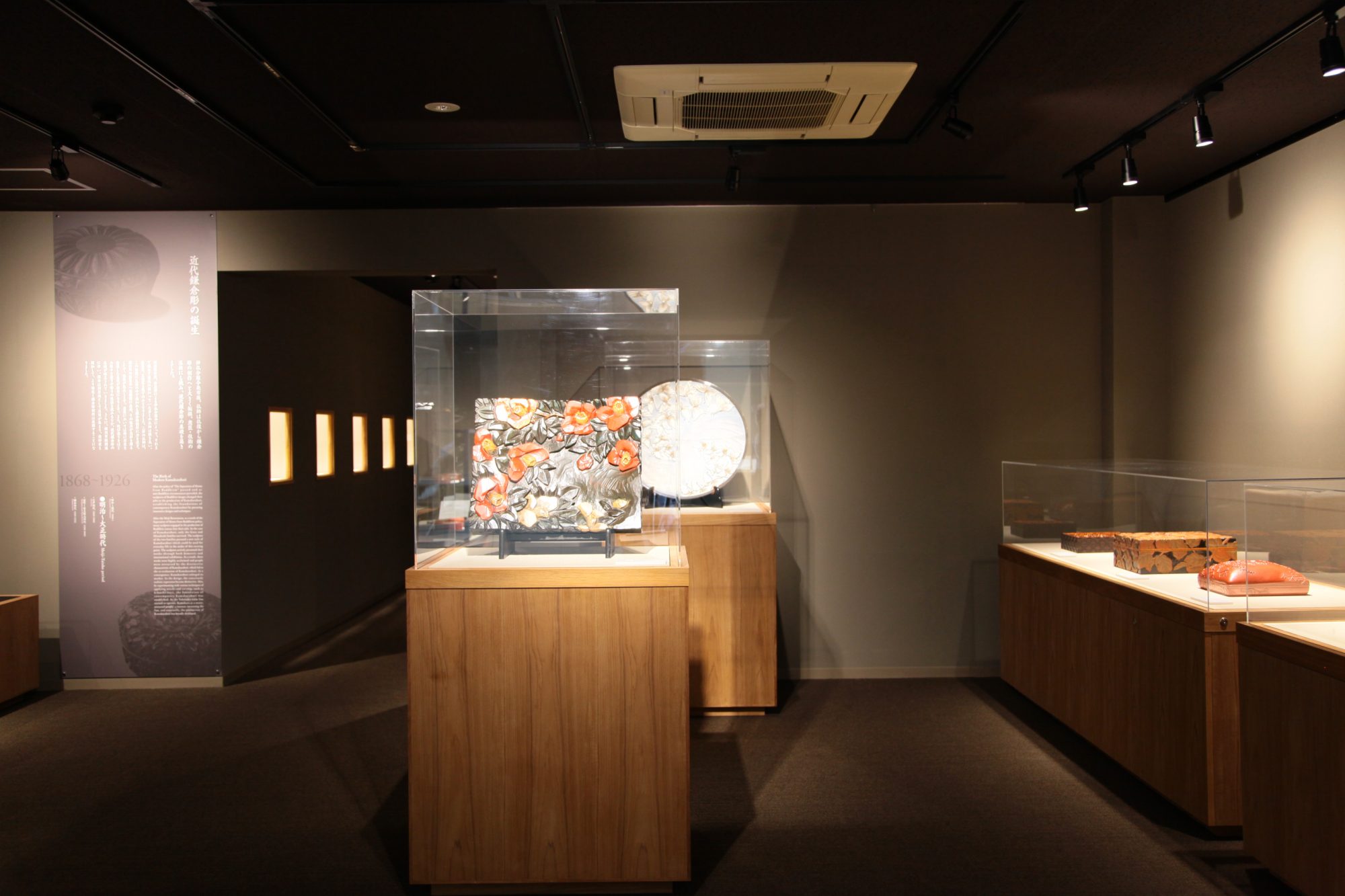 「鎌倉彫」を飾る、オリジナル展示什器。